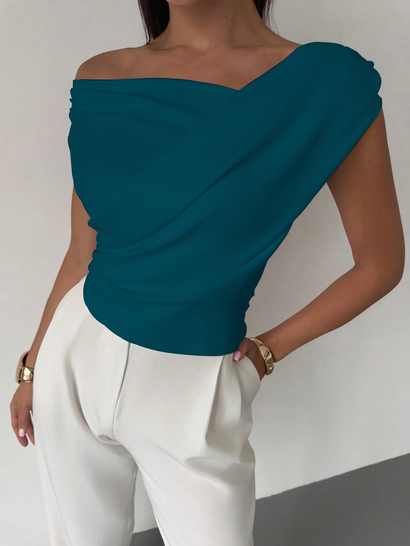 Haut féminin élégant coupe asymétrique