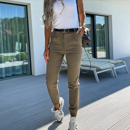 Short élégant à la coupe féminine avec poches
