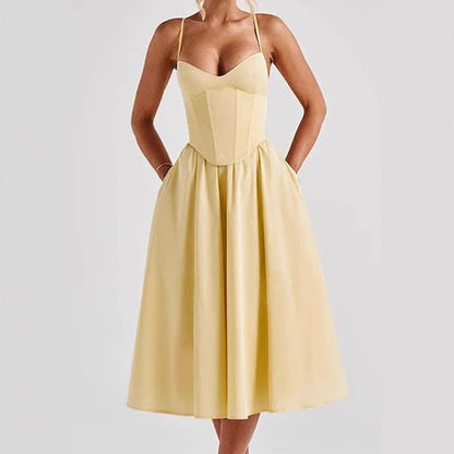 Robe élégante mi-longue avec soutien-gorge intégré et jupe volumineuse