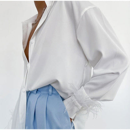 Chemisier élégant en satin à col V avec plumes pour femme