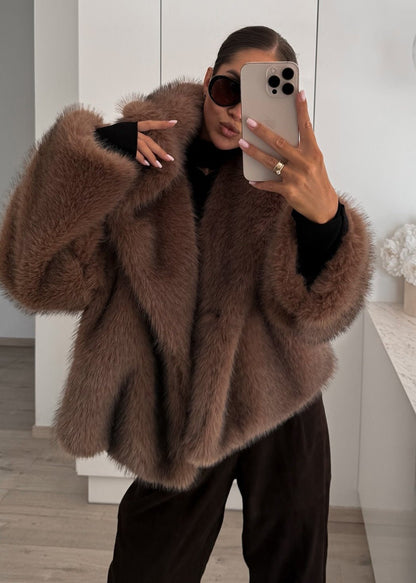 Élégante parka en fausse fourrure brun chêne