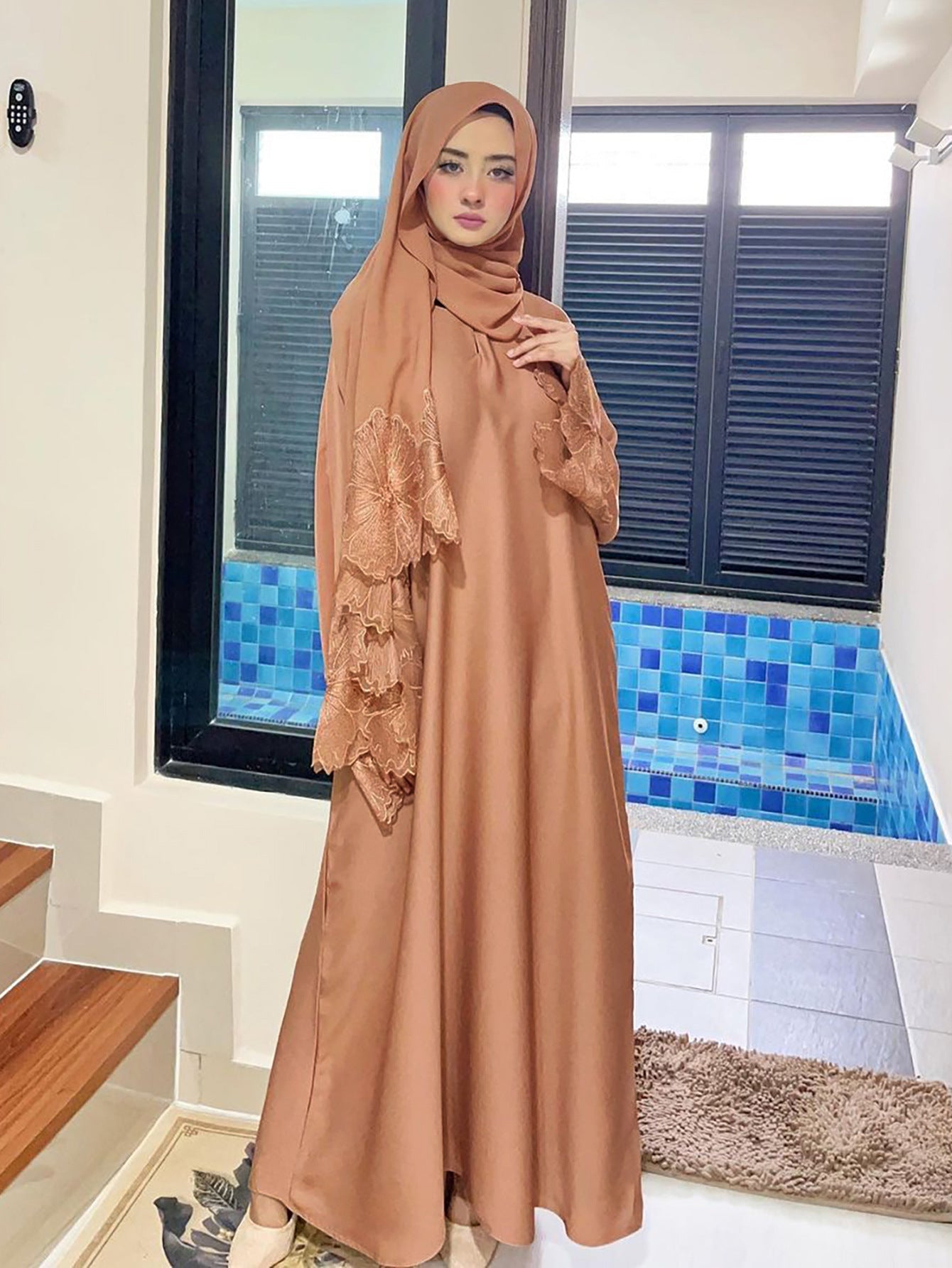 Robe longue élégante en dentelle florale pour femme