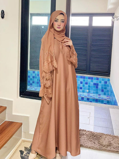 Robe longue élégante en dentelle florale pour femme