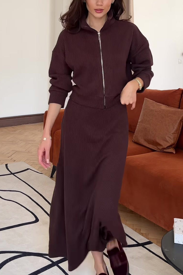 Ensemble deux pièces avec top en maille zippé et jupe longue
