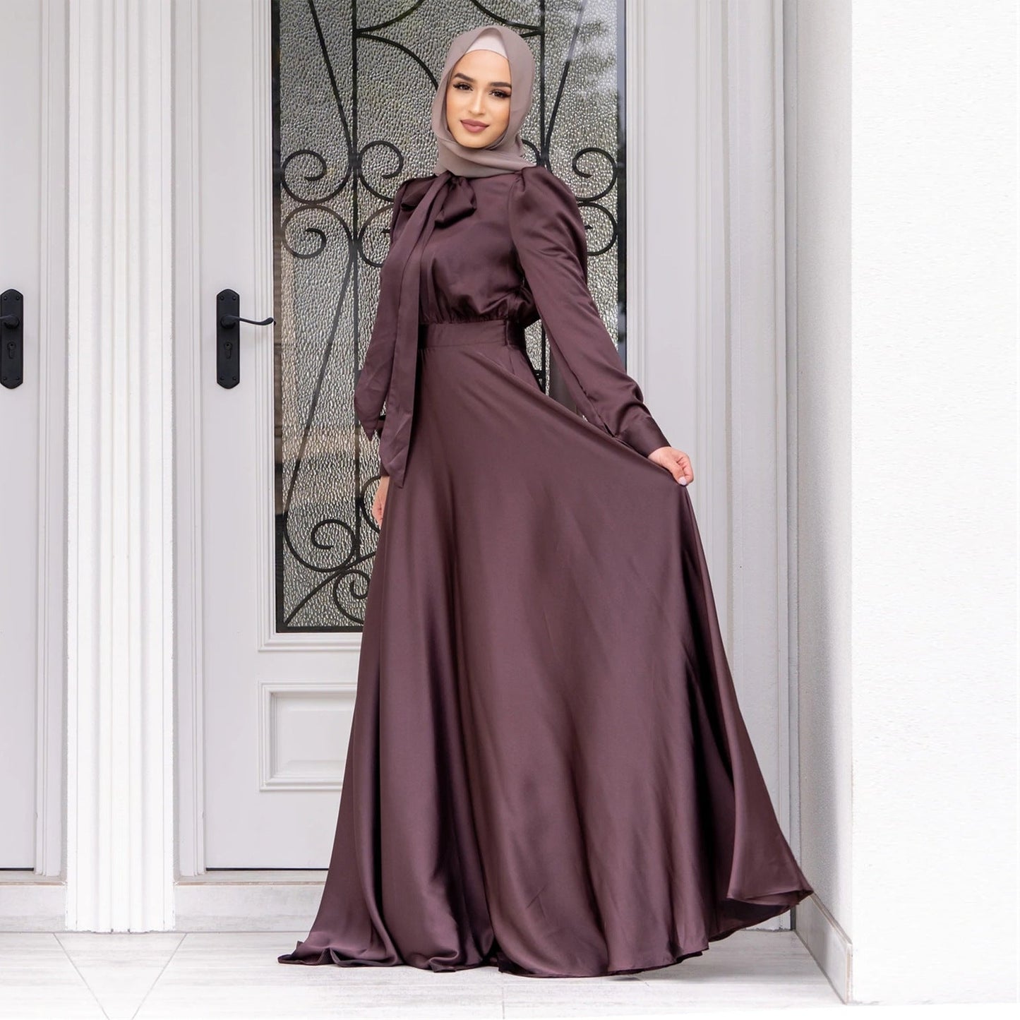 Élégante robe longue pour femme avec manches amples et ceinture fine à la taille