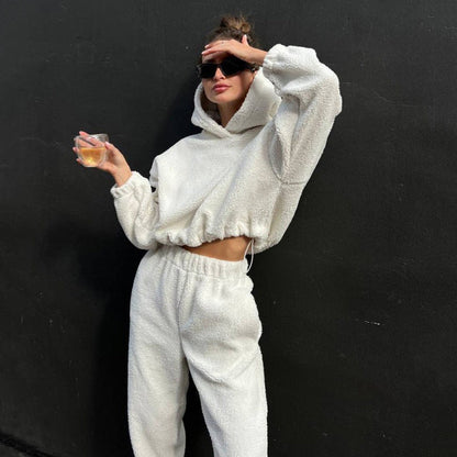 Ensemble de loungewear confortable en polaire : sweat à capuche et pantalon