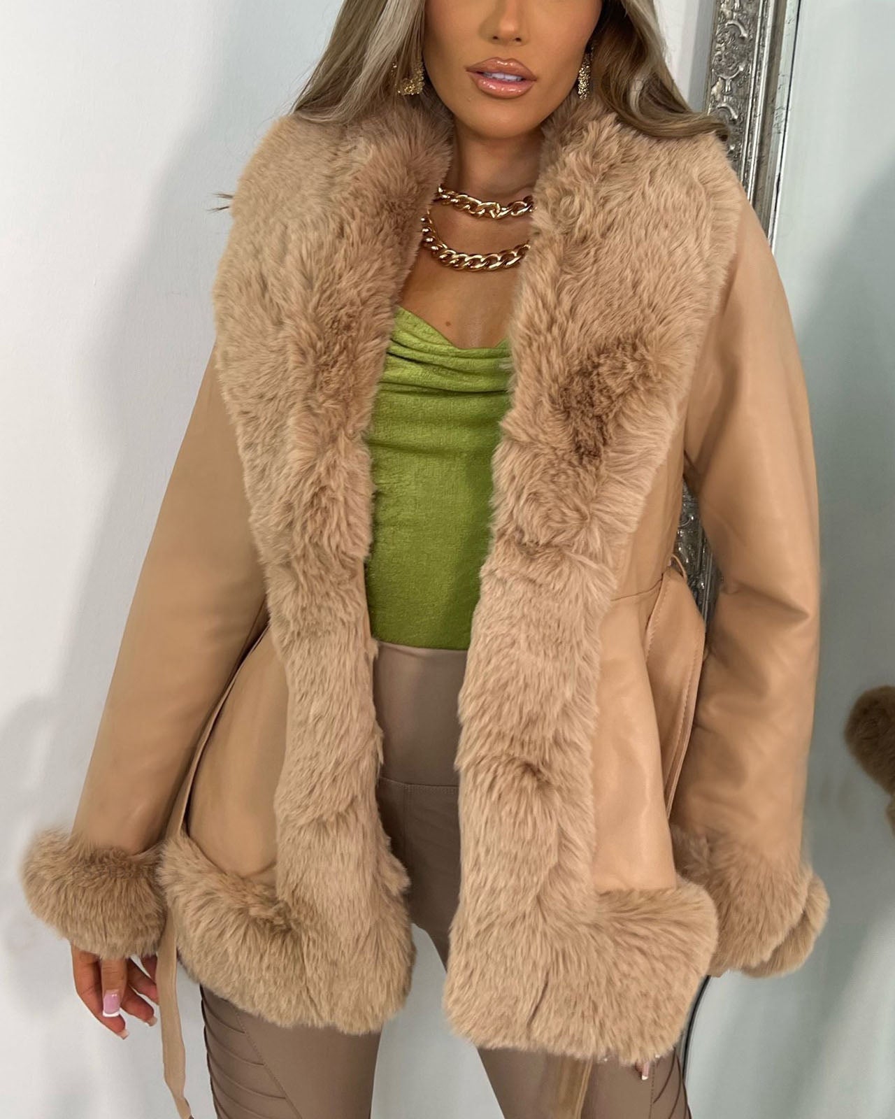 Élégante veste en cuir col fourrure taille lacée