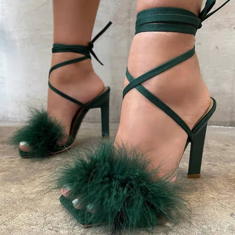 Sandales à talons hauts de luxe pour femmes avec détails en plumes