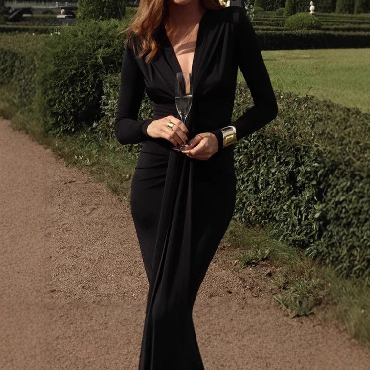 Robe longue élégante pour femme avec détails raffinés et coupe sculptante