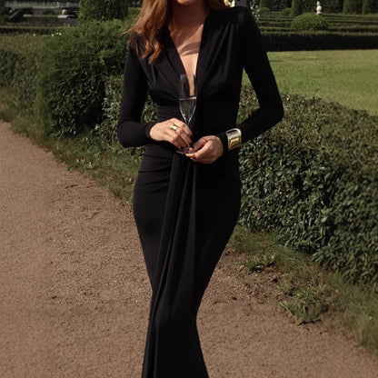 Robe longue élégante pour femme avec détails raffinés et coupe sculptante