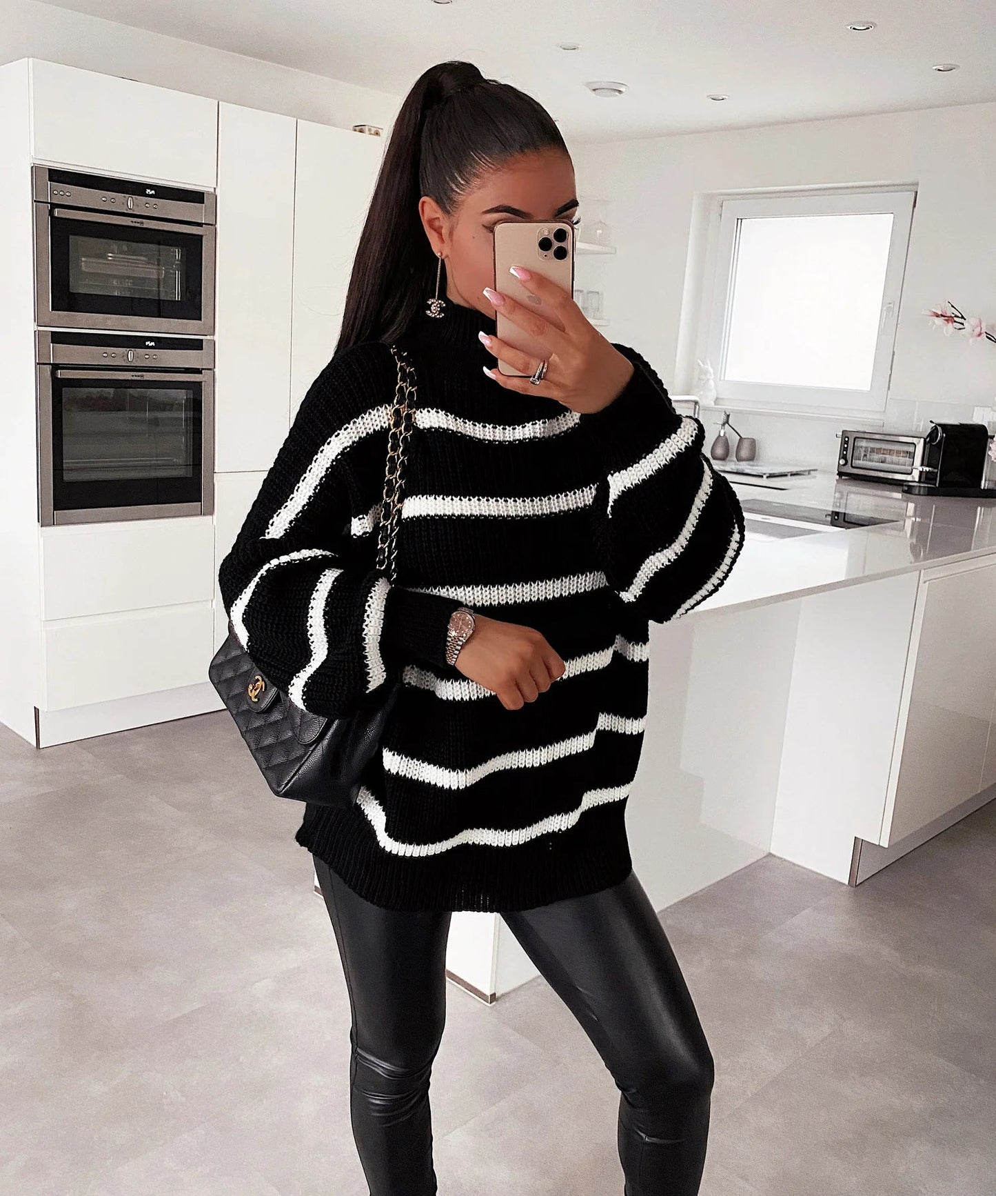 Pull oversize femme rayé col roulé moderne