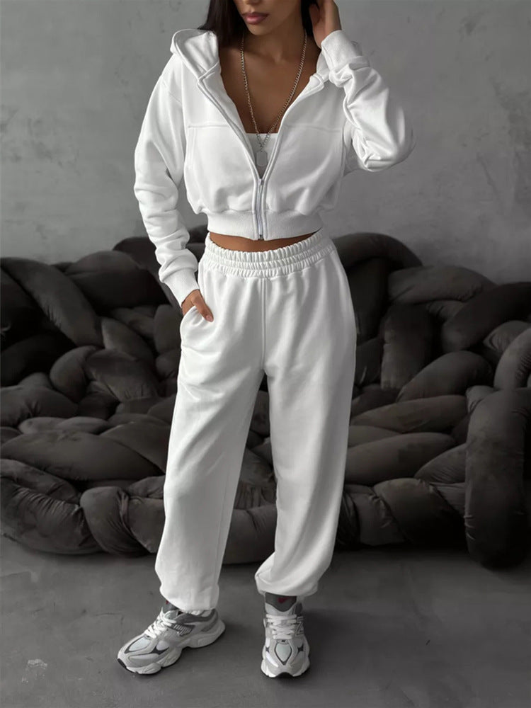 Tenue de sport pour femme : ensemble veste courte et pantalon de jogging