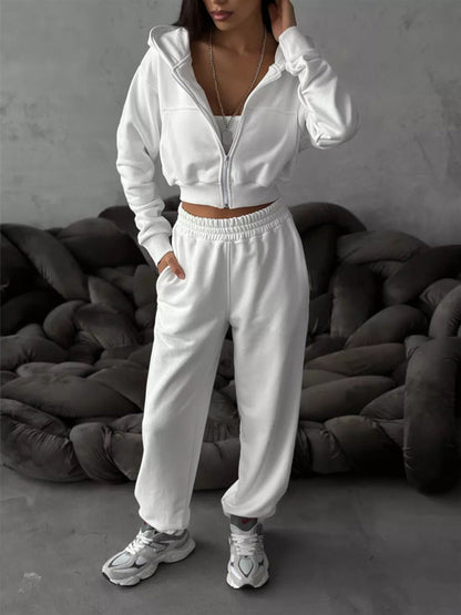 Tenue de sport pour femme : ensemble veste courte et pantalon de jogging