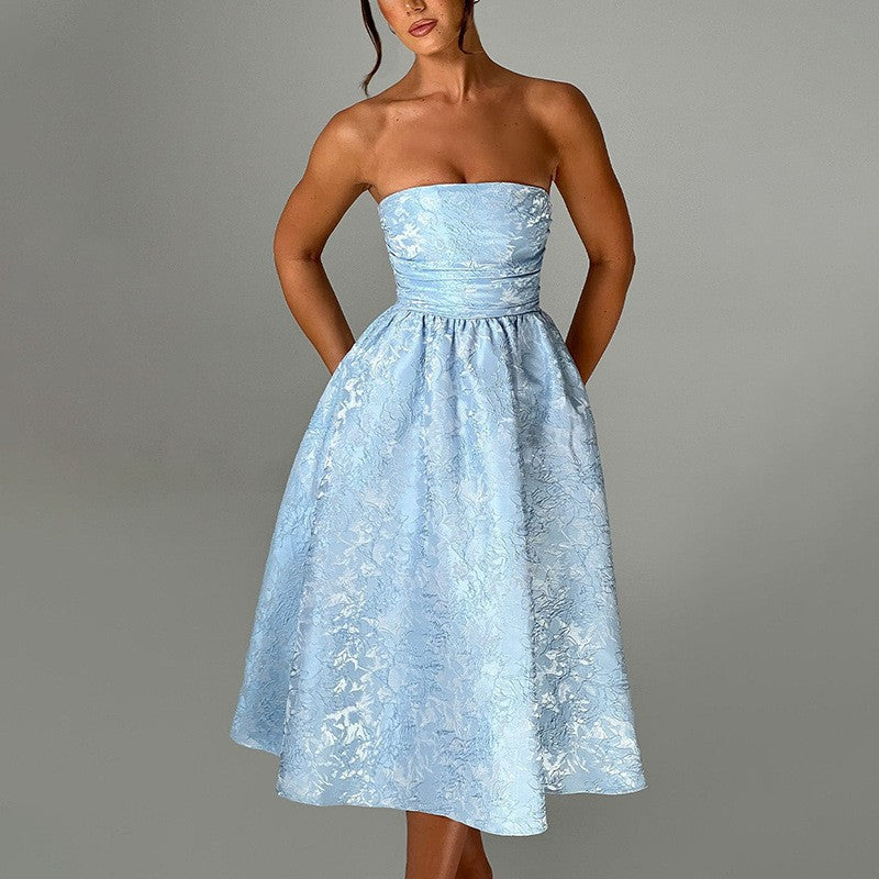 Robe élégante pour femme avec tissu brillant et décolleté séduisant