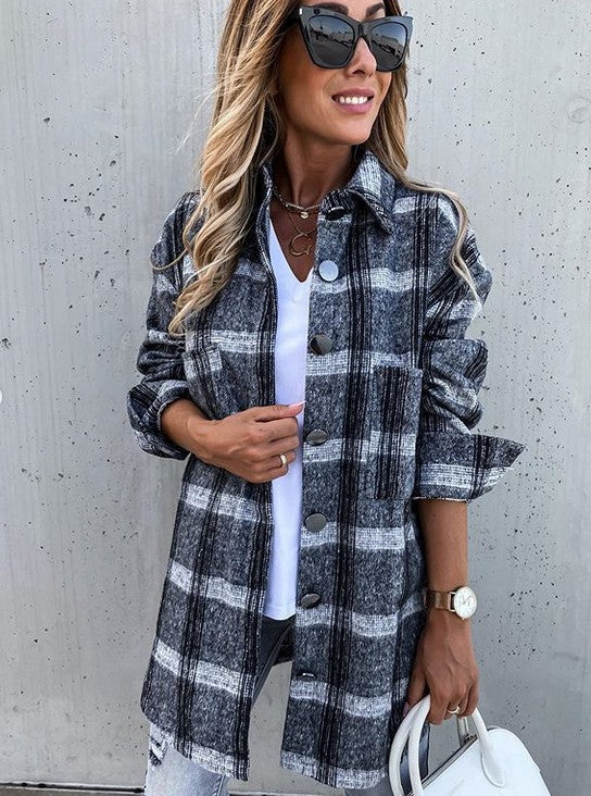 Manteau en laine oversize à carreaux avec fermeture boutonnée