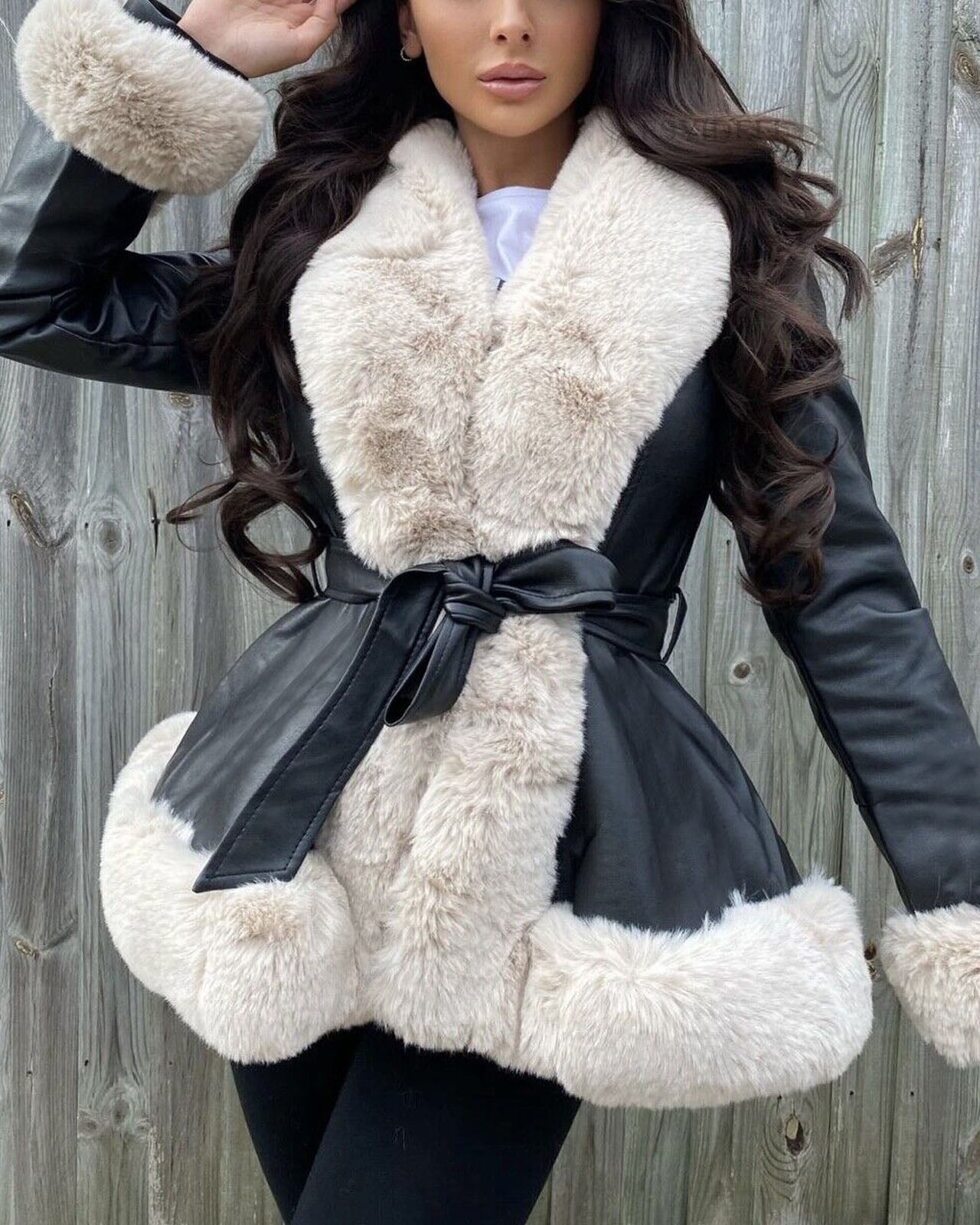 Élégante veste en cuir col fourrure taille lacée