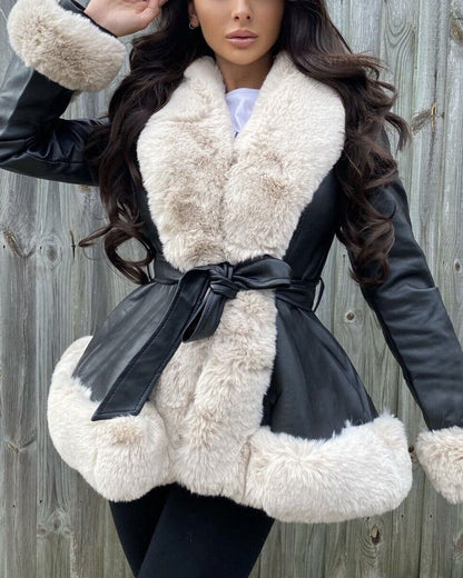 Élégante veste en cuir col fourrure taille lacée