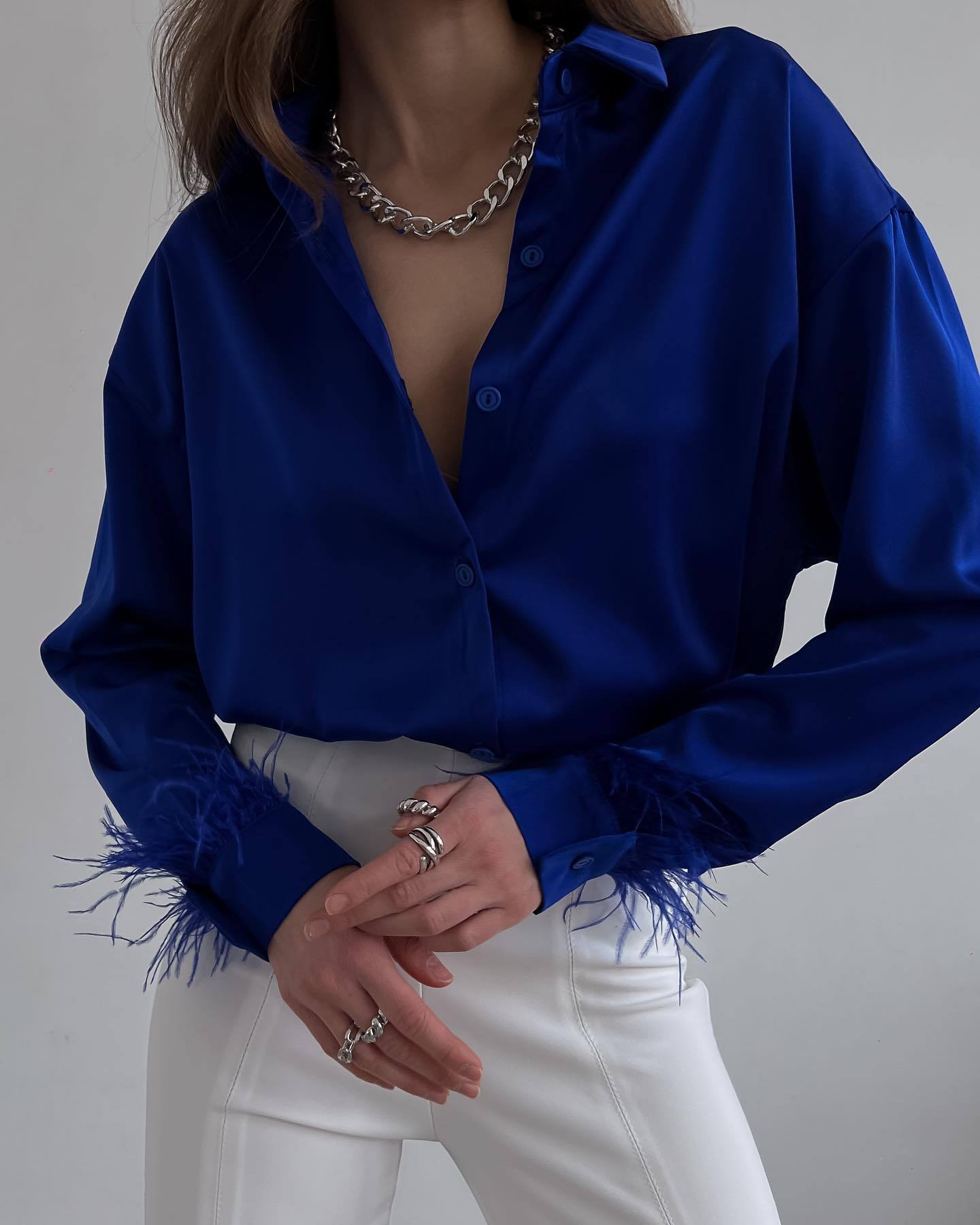 Chemisier élégant en satin à col V avec plumes pour femme