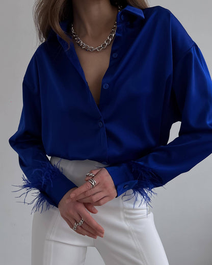 Chemisier élégant en satin à col V avec plumes pour femme
