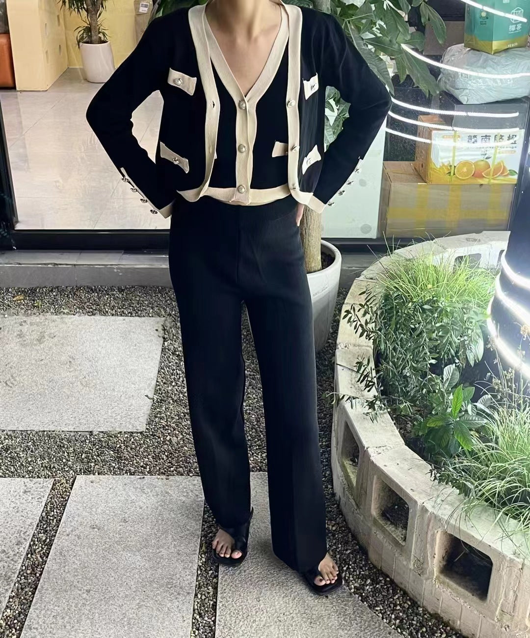 Les chaussures pour femmes ne sont pas incluses dans le titre car il s'agit de vêtements.
Pantalon large taille haute Top sans manches Cardigan court → Ensemble tricoté élégant pour femme Court