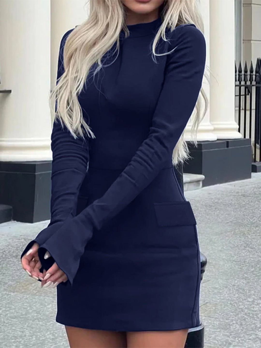 Robe courte élégante cintrée à manches larges pour femme