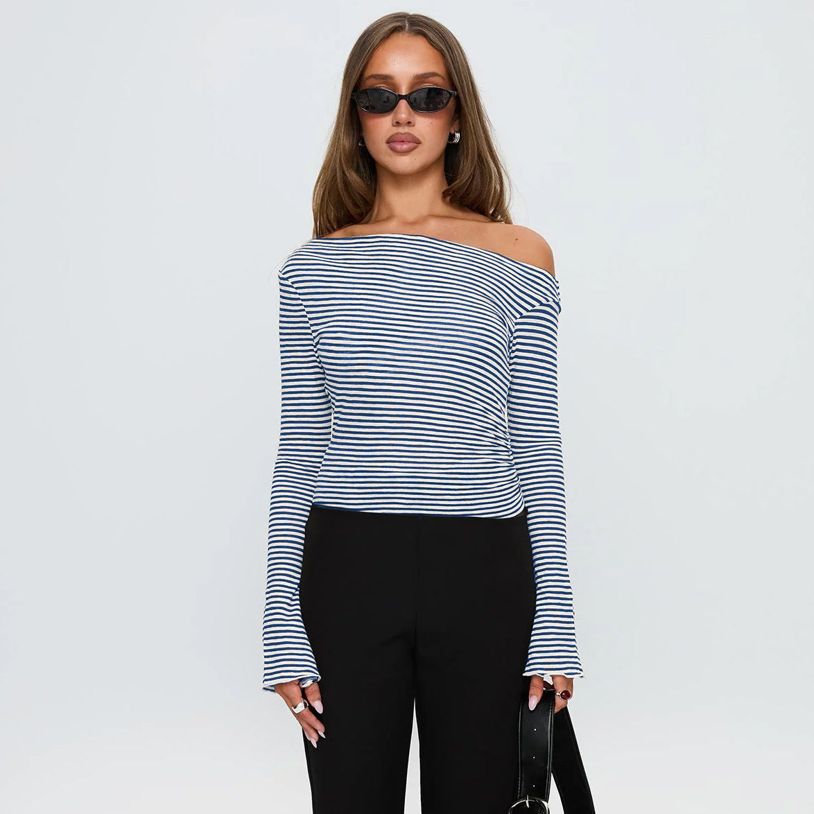 Haut asymétrique à pois pour femme - design moderne