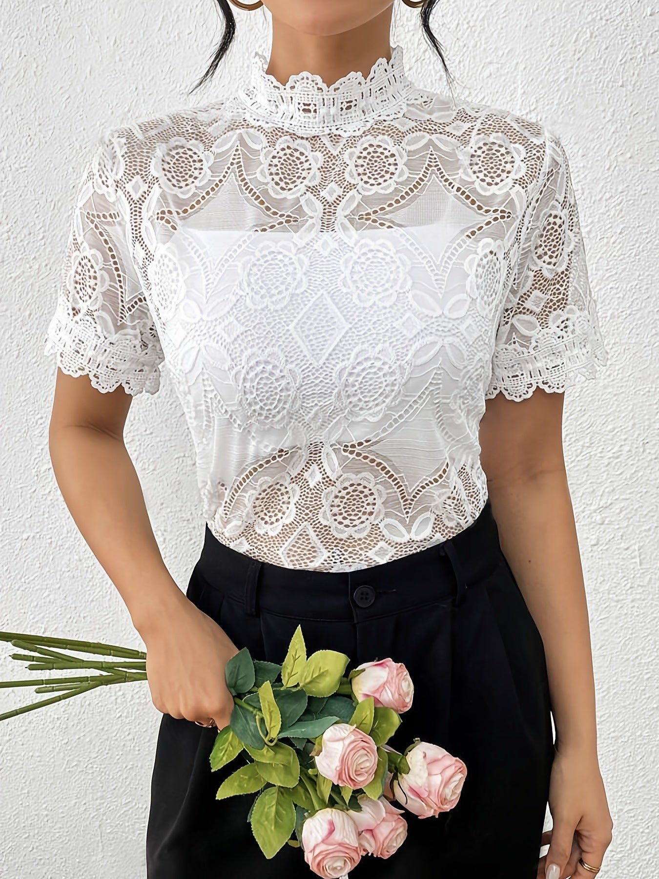Haut en dentelle romantique et élégant à col montant pour femme