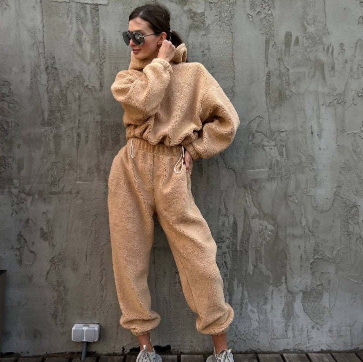 Ensemble de loungewear confortable en polaire : sweat à capuche et pantalon