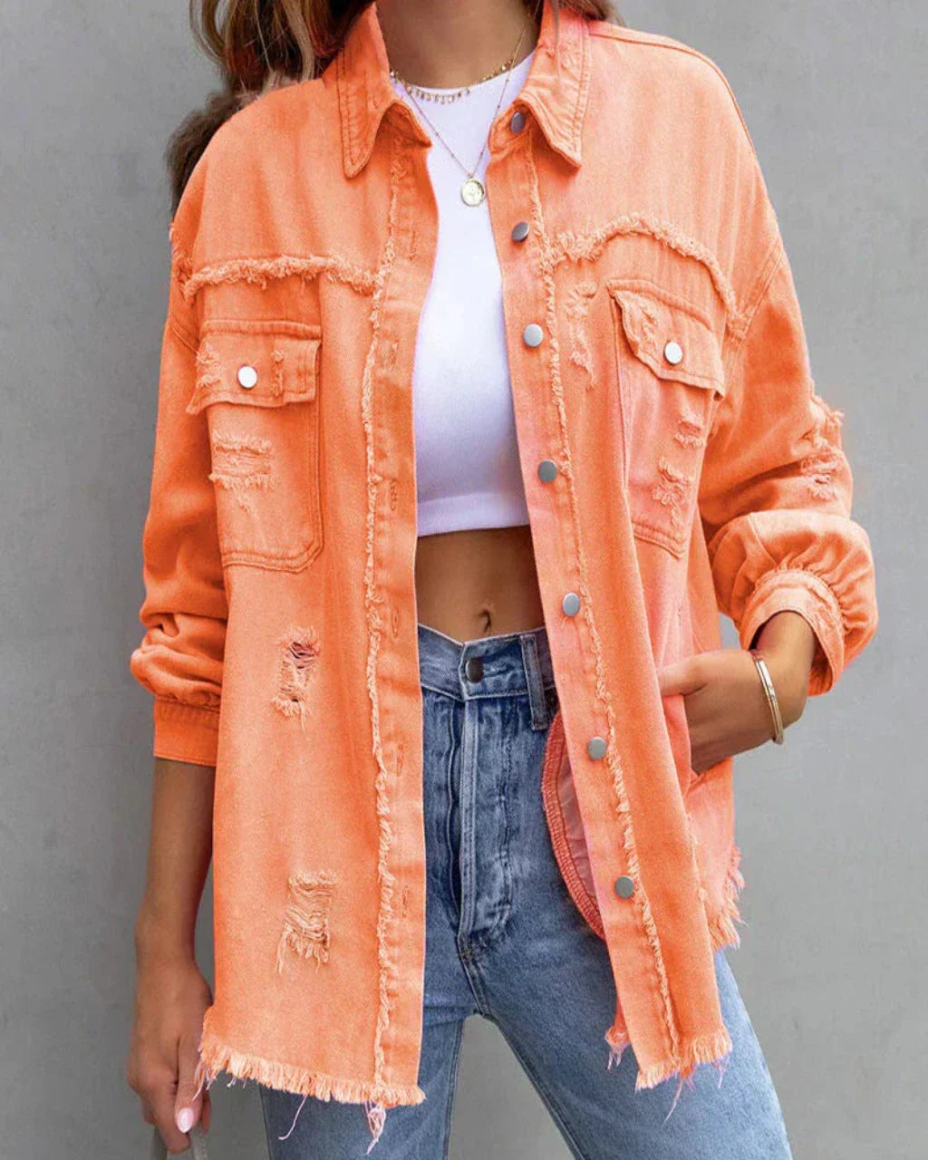 Veste en jean déchirée style tendance