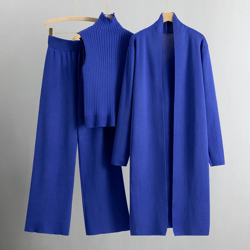 Tenue élégante pour femme avec long manteau et pantalon slim