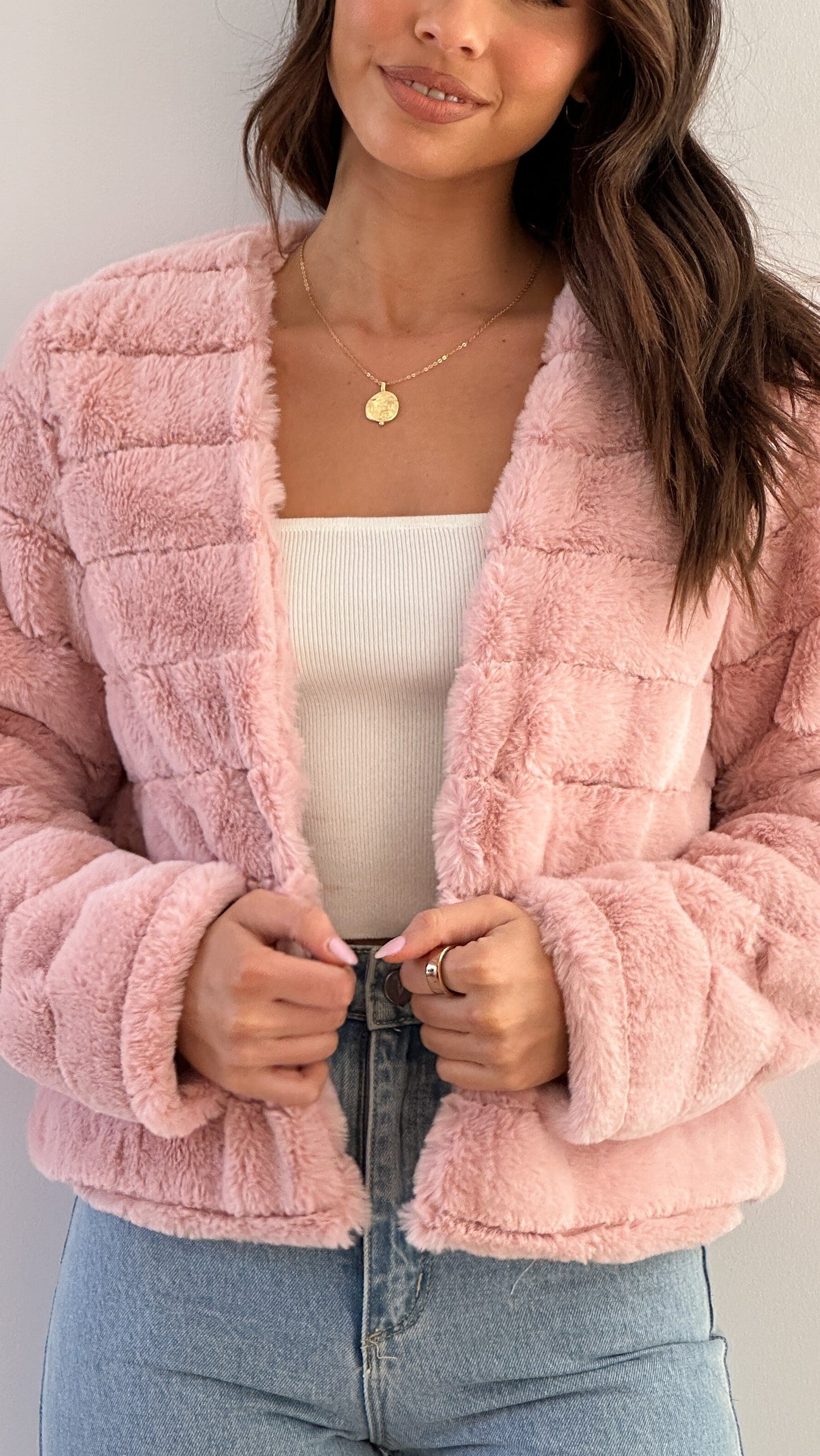 Veste courte en cuir, coupe structurée et matelassée