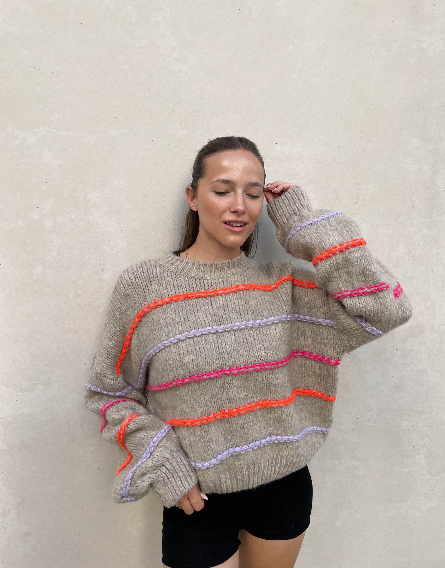 Gros pull oversize surpiqûres néon