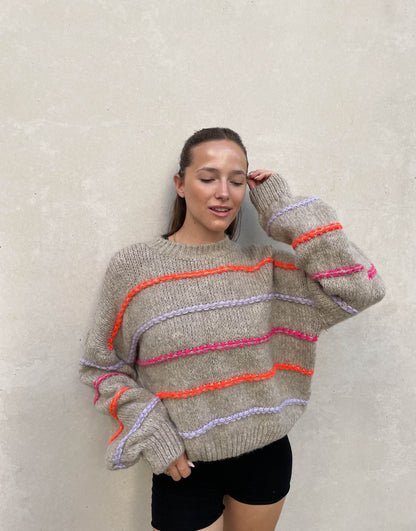 Gros pull oversize surpiqûres néon