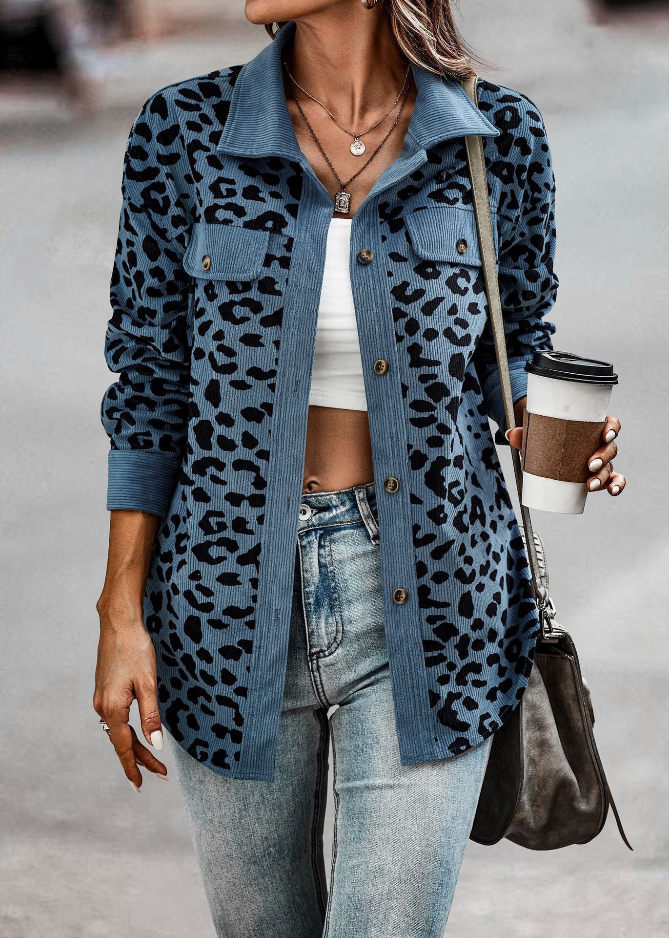 Veste léopard tendance au design moderne