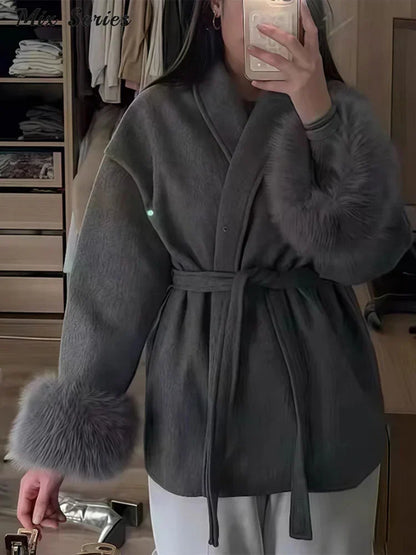 Élégante veste en laine avec ceinture et poignets en fausse fourrure