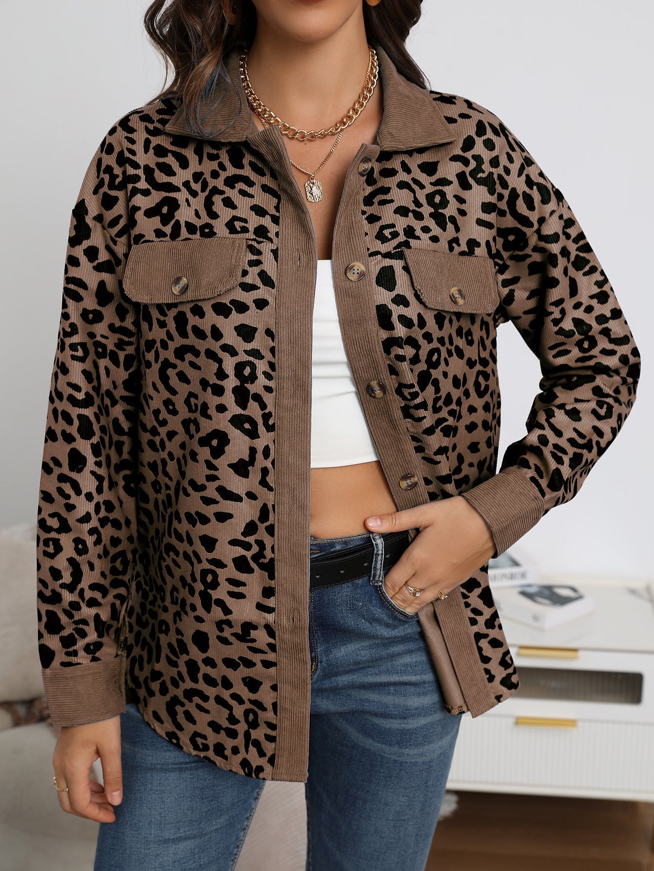 Veste léopard tendance au design moderne