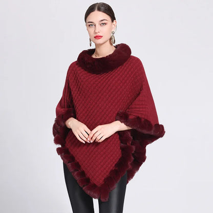 Cape mode avec garniture en fausse fourrure