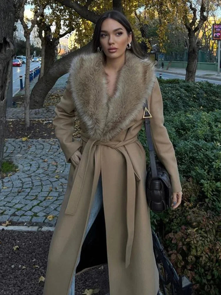 Longue veste femme avec col en fausse fourrure Coupe élégante
