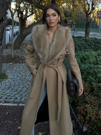 Longue veste femme avec col en fausse fourrure Coupe élégante