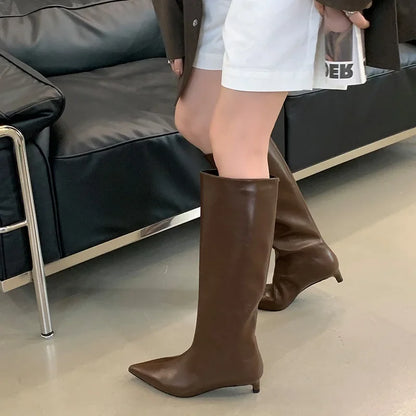 Bottes élégantes femme hauteur genou talon fin