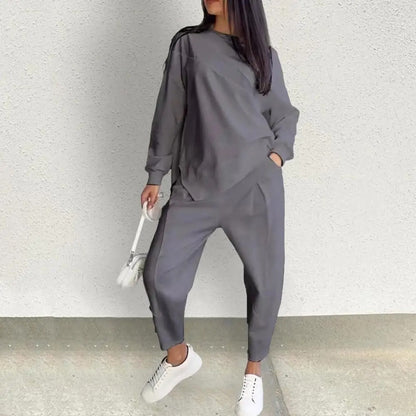 Ensemble de vêtements élégants pour femme avec un look sweat à capuche