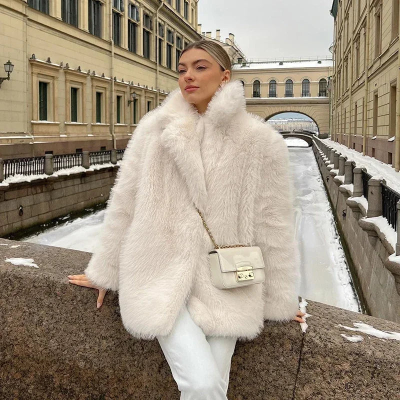 Élégant manteau en fausse fourrure motif chutes de neige