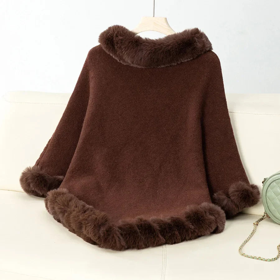 Cape mode avec garniture en fausse fourrure