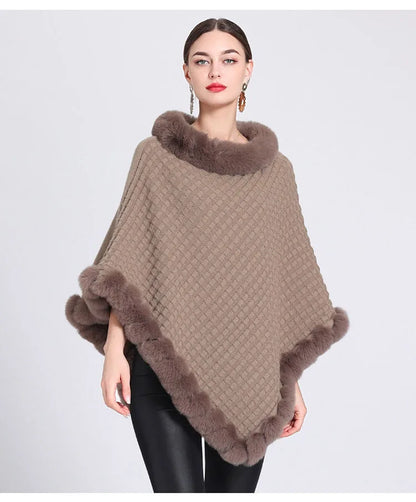 Cape mode avec garniture en fausse fourrure