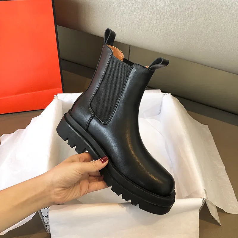 Chaussures femme : bottes mi-mollet à semelles épaisses