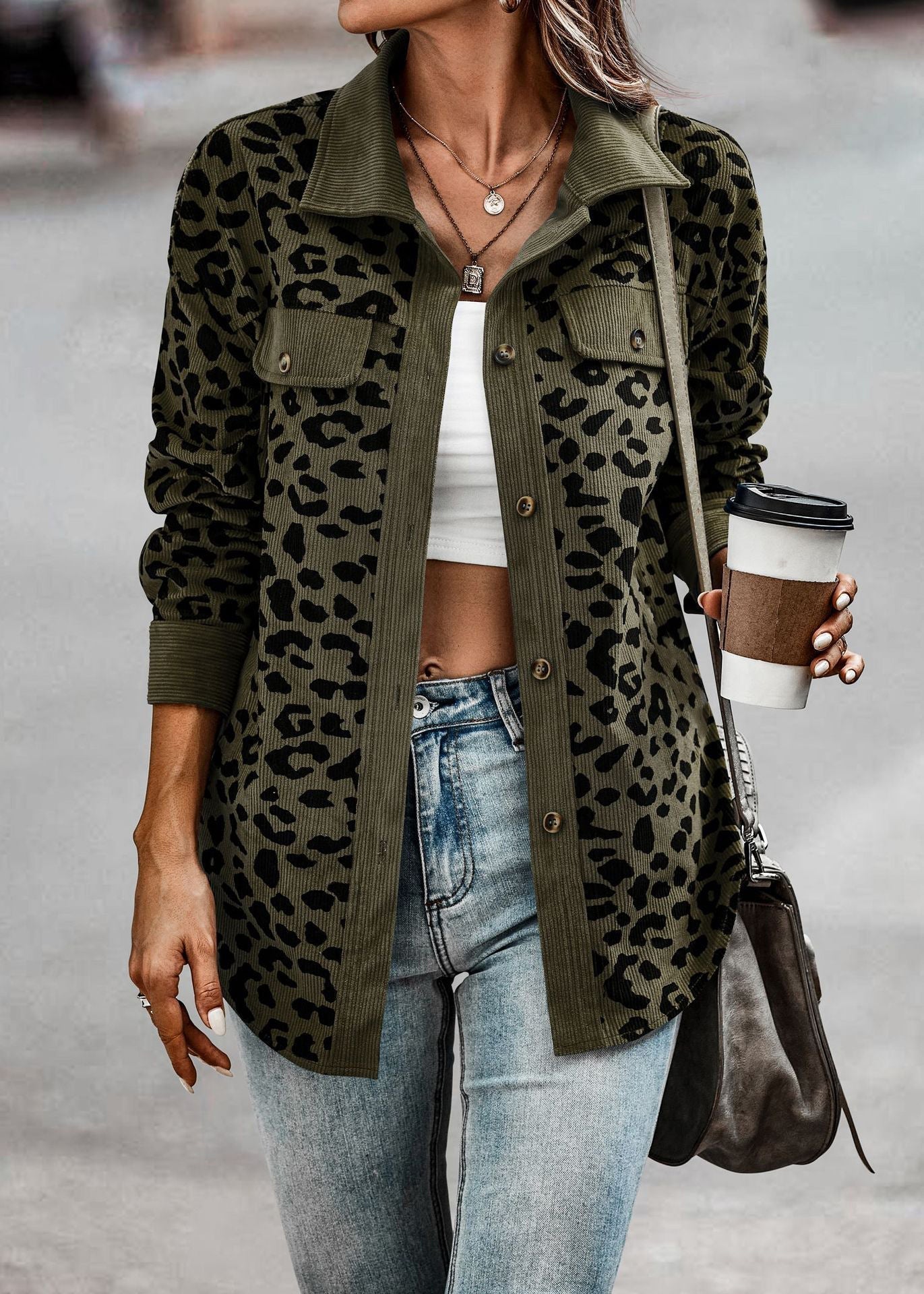 Veste léopard tendance au design moderne