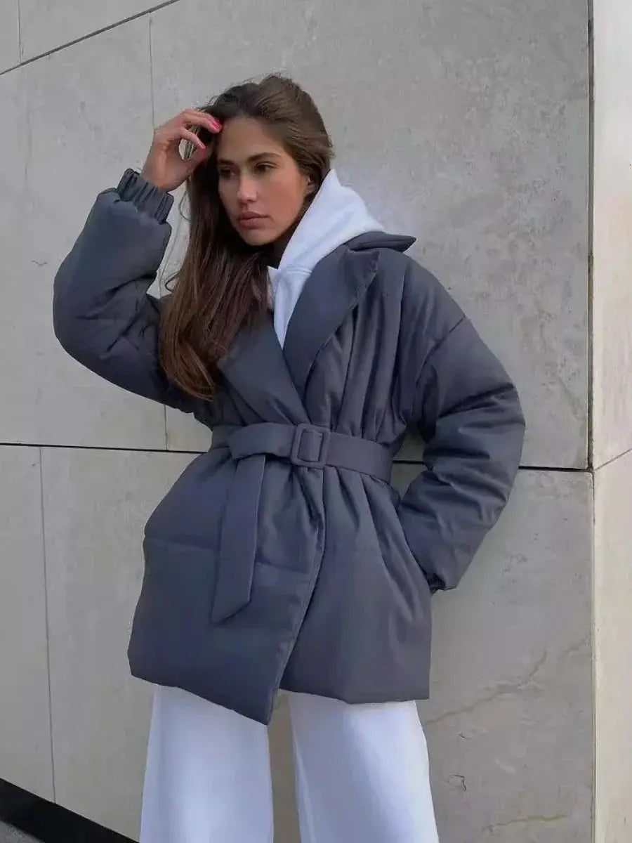 Stylische Pufferjacke mit Gürtel - IdealeKleiden