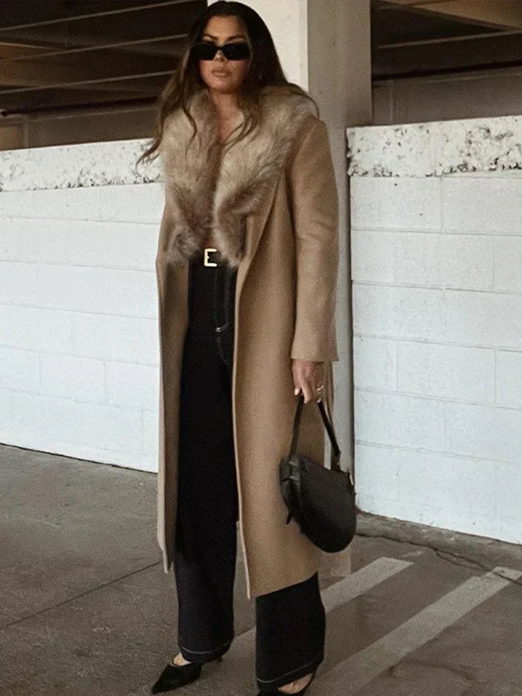Longue veste femme avec col en fausse fourrure Coupe élégante