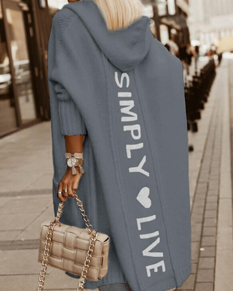 Manteau long femme avec capuche ample tricoté en laine et détails graphiques