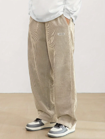 Pantalon homme en velours côtelé marron avec de nombreuses poches